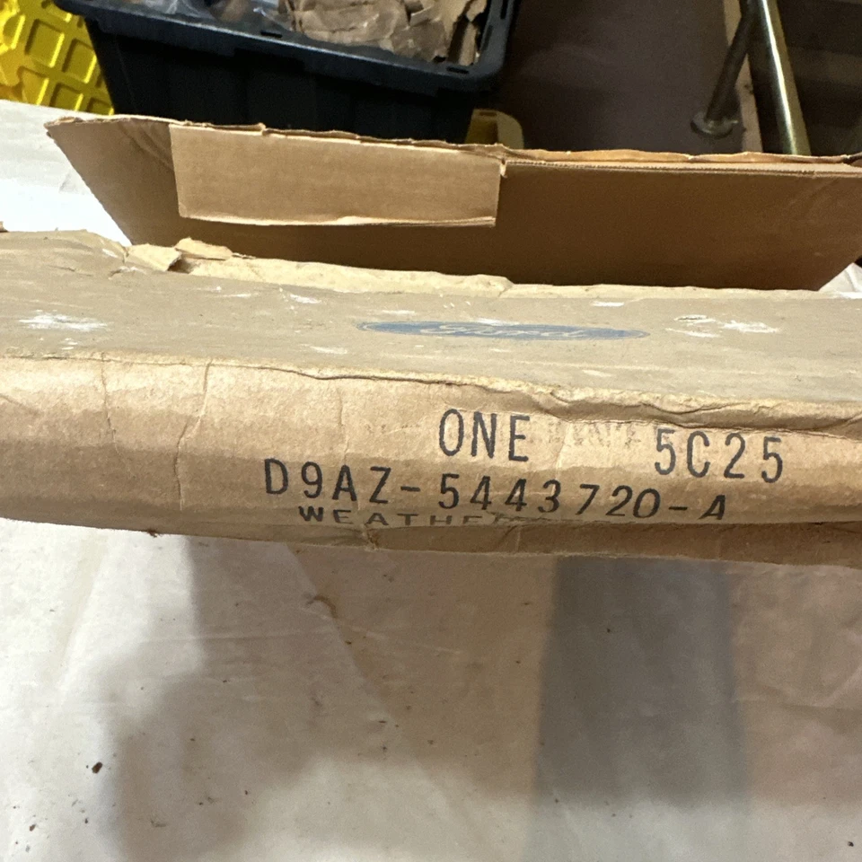 Sello de maletero OEM Ford D9AZ5443720A desmontable 1980-87 Lincoln Continental Foto 3 de 4