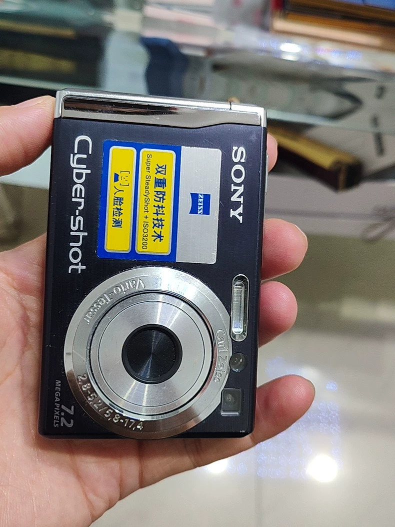 Sony Cyber-Shot DSC-W80 Digital Camera 7.2 MP 3x Optical Zoom
