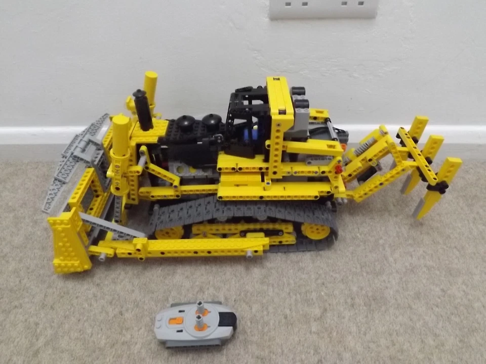 LEGO Technic 8275 Motorized Bulldozer, photo 3 of 5