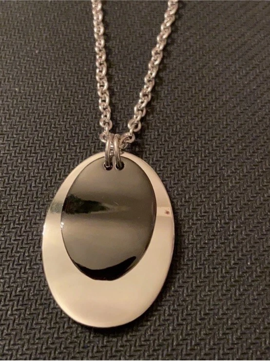 Collar colgante Liz Claiborne en plata y negro hematita con conjunto de pendientes. Foto 2 de 4