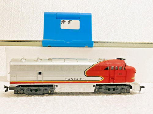 SANTA FE HO-AHM FM Tempo Diesel Locomotive #5028 - Picture 10 of 11