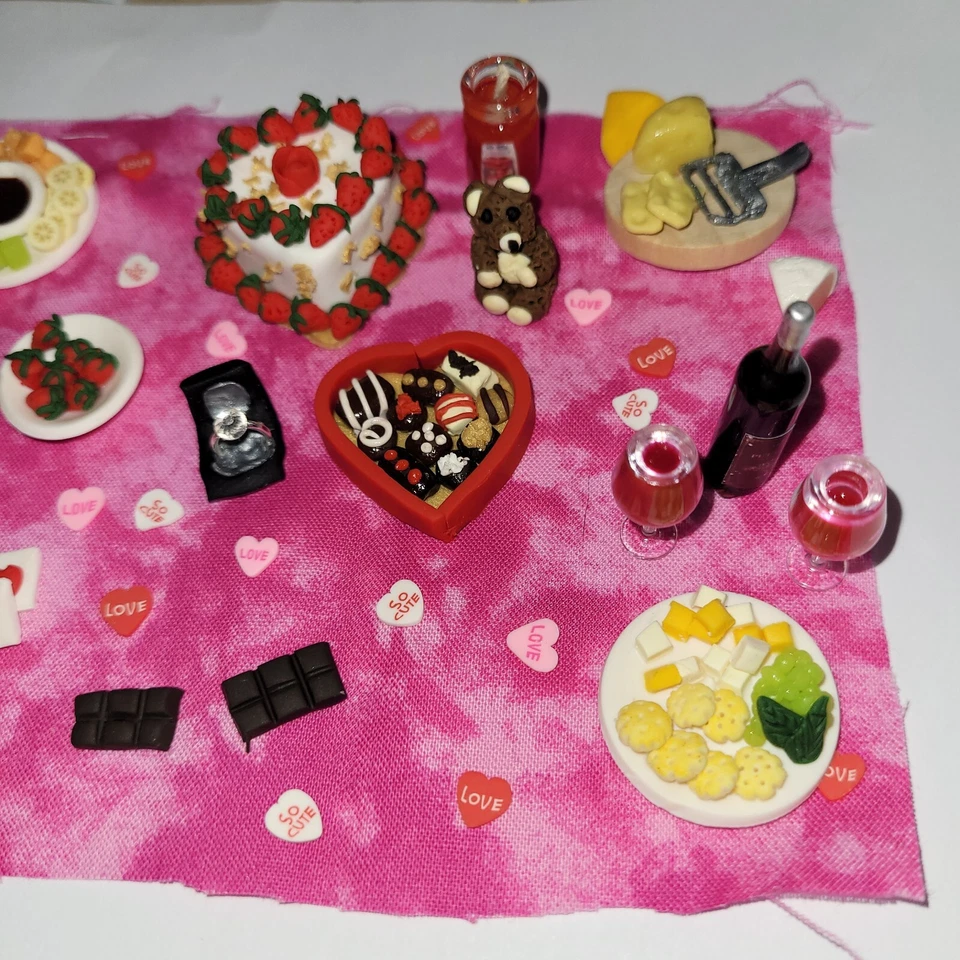 Casa de Muñecas Día de San Valentín Conjunto Pastel Anillo Fresas Chocolates Flores Vino Foto 2 de 4