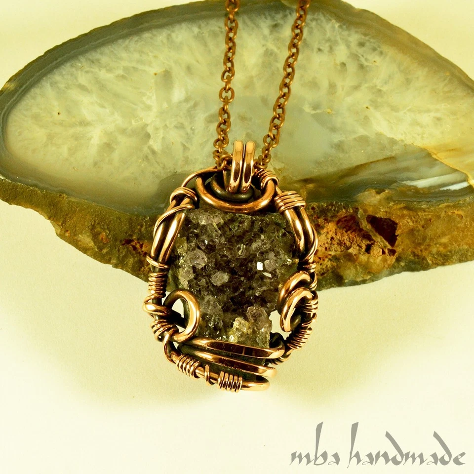 Colgante de cristal de amatista - Joyería hecha a mano envuelta en alambre de cobre envejecido Foto 3 de 4
