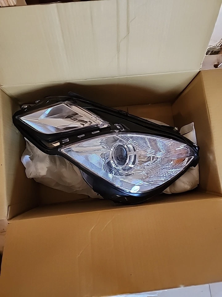 Conjunto de faros para Mercedes-Benz E350 2010-2013 sedán/carro. (Izquierda) TYC 20-12236-00 Foto 2 de 4