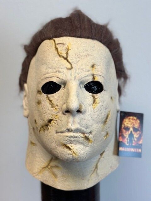 Trick Or Treat Studios Halloween Rob Zombie Michael Myers Cracked Mask |  Máscaras de película de terror, Blanco