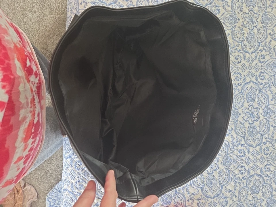 Bolso de hombro Signature Club a Tote plateado negro con textura geométrica Foto 3 de 4