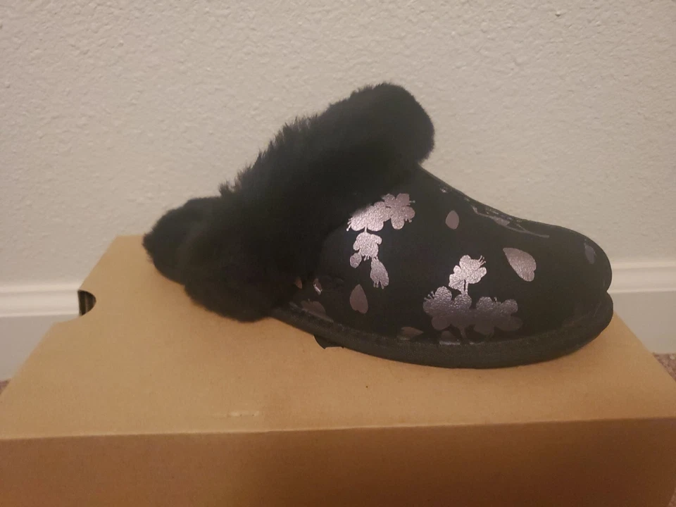 Zapatillas para mujer UGG SCUFFETTE II FLORAL Foil 6 negras nuevas en caja Foto 2 de 4