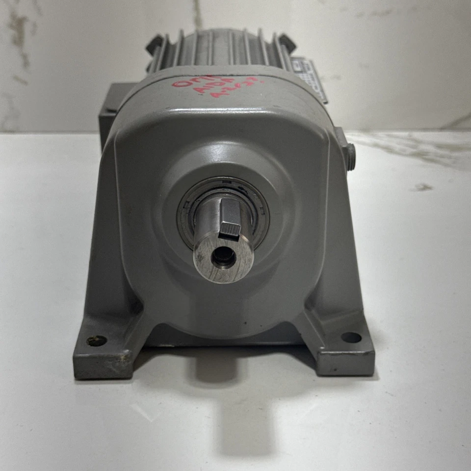 MOTORREDUCTOR TRIFÁSICO HITACHI CA24-020-100 0,2 kW 4P 1/100 Y1846610 Foto 3 de 4