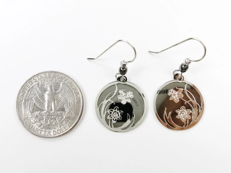 Brincos Adajio preto brilhante disco de hematita brilhante tom prata narciso em círculo - Imagem 4 de 4