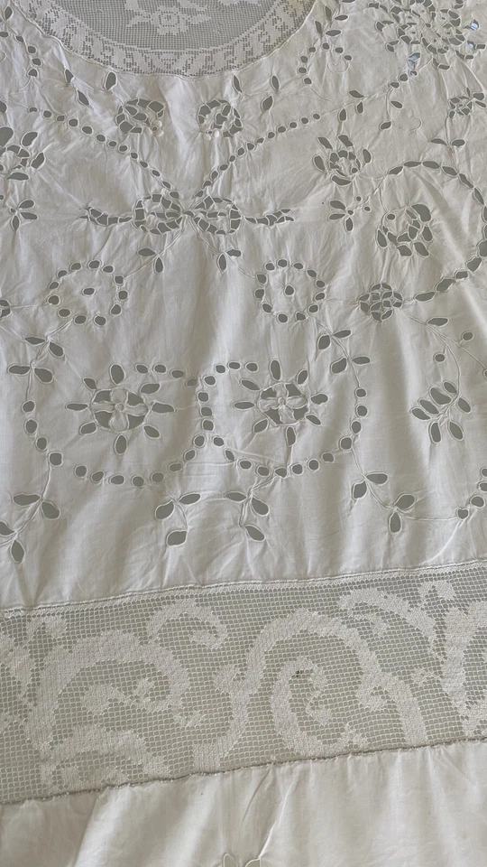 nappe brodée main ancienne avec ANGELOTS/680070A30 - Photo 3/4