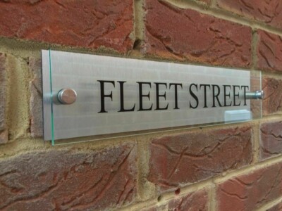 MODERNES HAUSSCHILD SCHILD SCHILD GESCHÄFT/STRASSENNAME GLAS OPTIK ACRYL ALUMINIUM