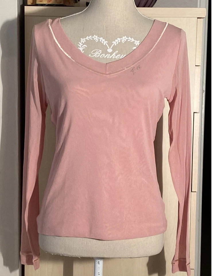 SUPERBE TOP ROSE FUEGO T42   V devant et dos surpiqures brillantes LOGO STRASS - Photo 2/4