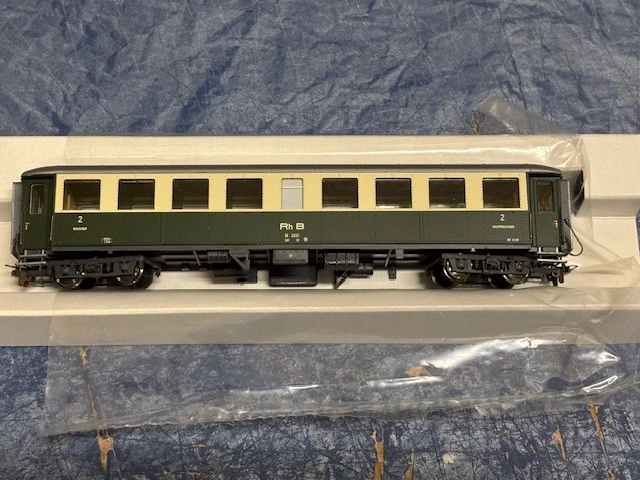 BEMO H0m B 2221 Personenwagen 2.Kl. RhB grün/beige 3260 101