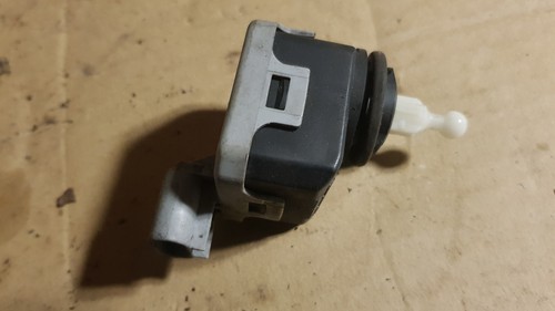 Opel Astra G Coupe 2.2 Bertone (4) Stellmotor Leuchtweitenregulierung 90590665