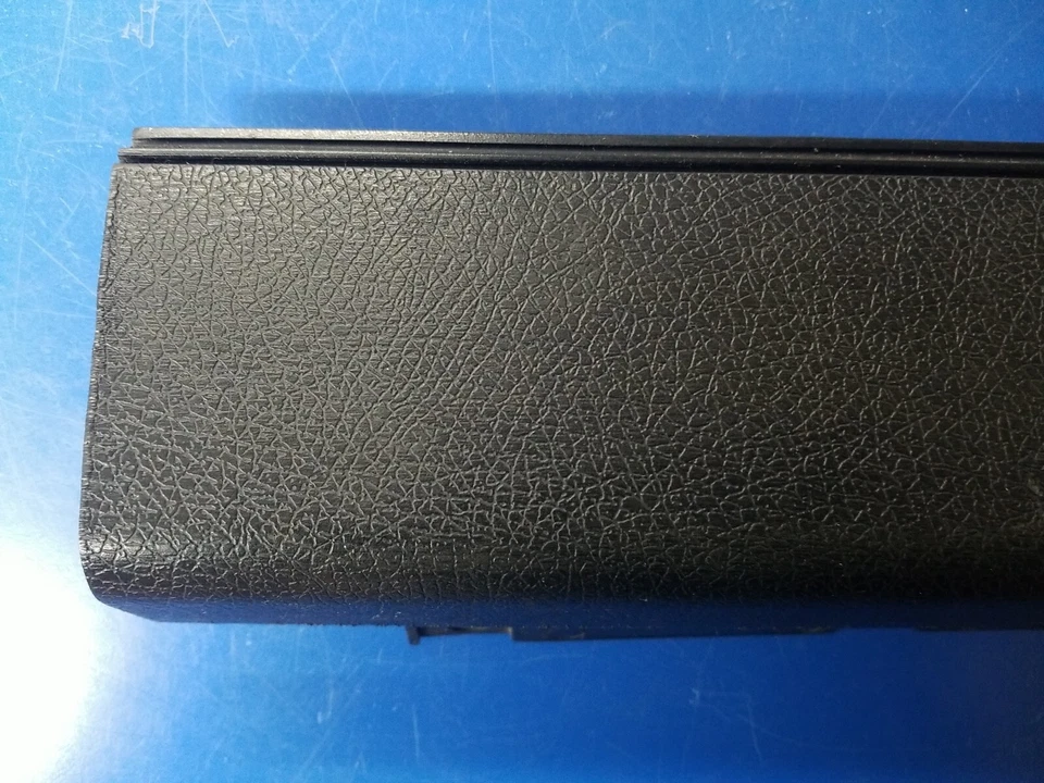 Chevrolet Camaro 1970-1977 puerta guantera negra usada Foto 4 de 4