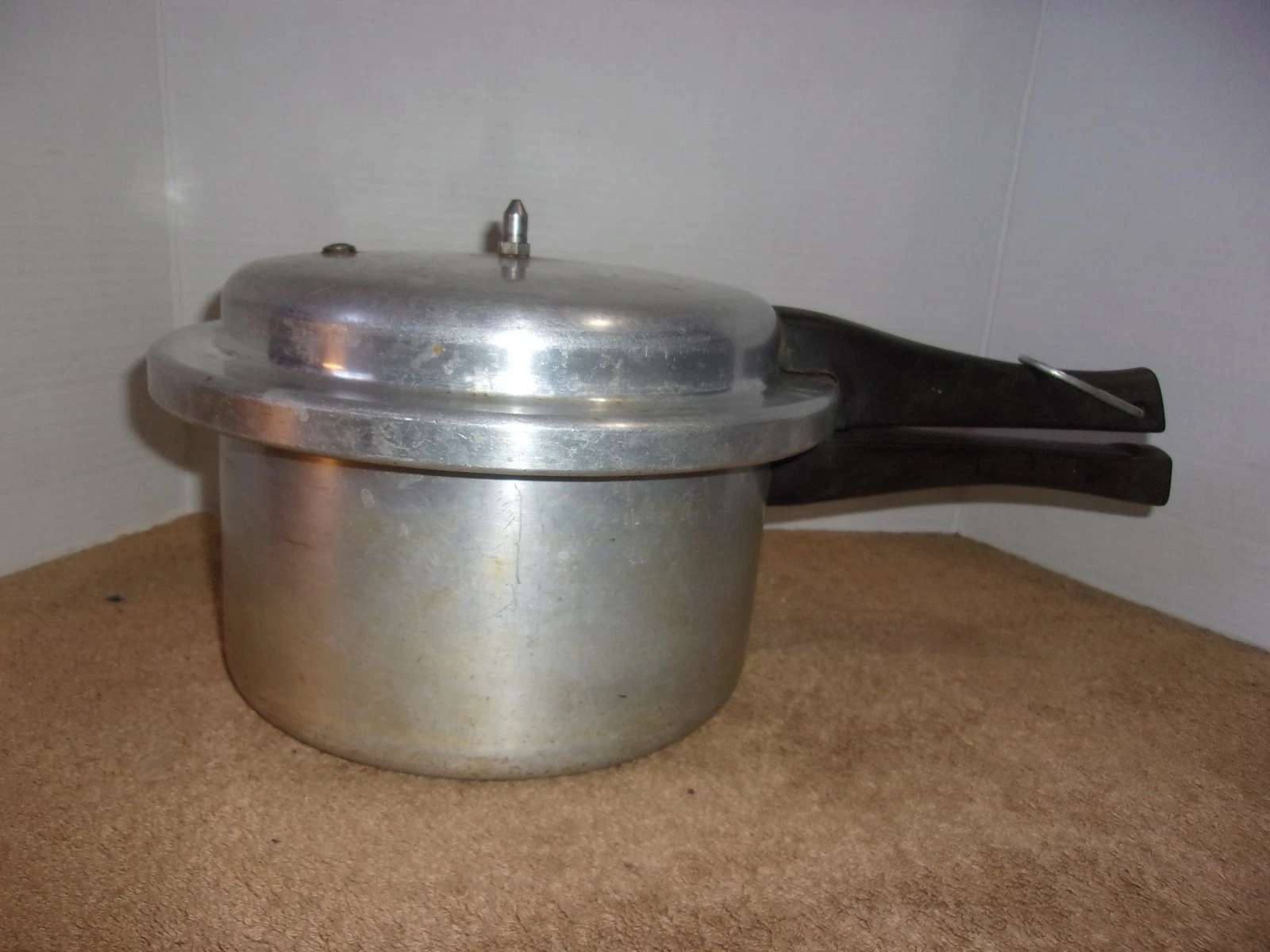 Vintage MIRRO-MATIC 4 Quart Pressure Cooker