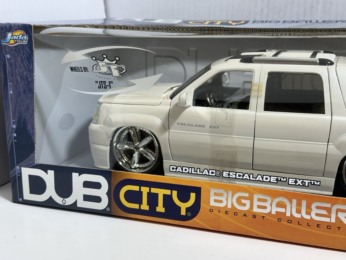 JADA DUB CITY 2002 CADILLAC ESCALADE EXT WHITE 1:18 DIECAST MODEL