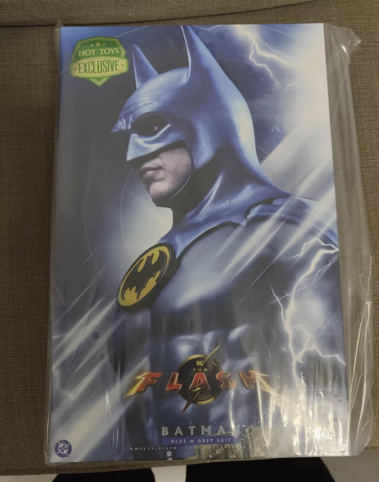 NEW Hot Toys MMS834 The Flash 1/6 Batman Blue & Grey Suit Action Figure in stock