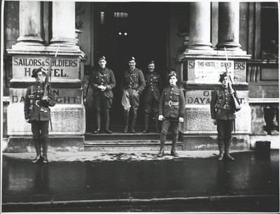 Scottish troops outside the Sailors & Soldiers' Hostel London OLD PHOTO