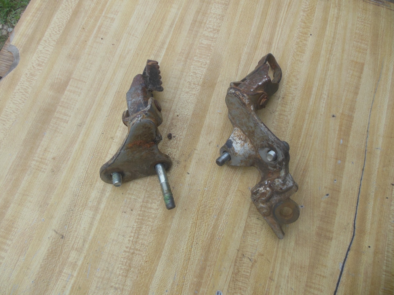 2000 00 HONDA XR80 XR 80 OEM LEFT RIGHT FOOT RESTS PEGS W FRAME