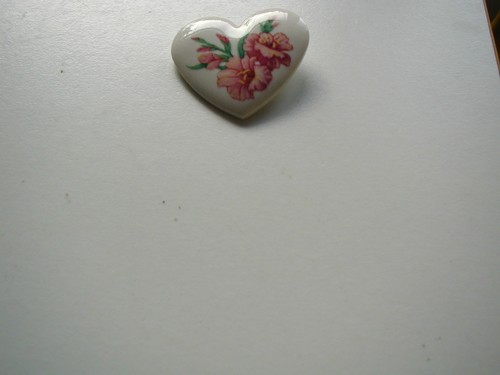 VINTAGE AVON HEART PIN BROOCH CERAMIC BIRTH MONTH AUGUST GLADIOLAS - Picture 2 of 8