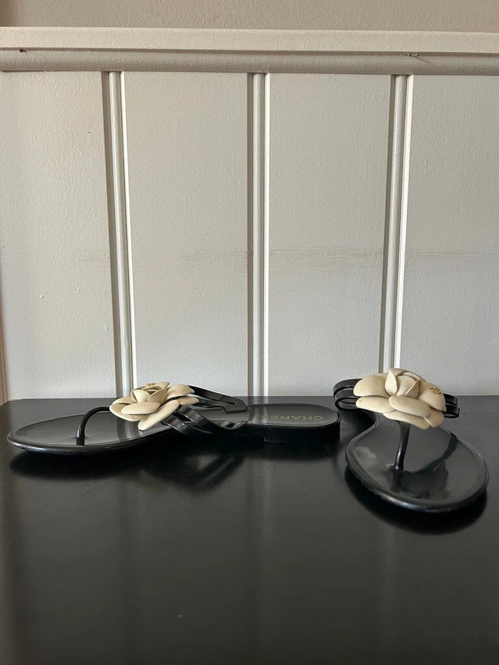 Sandalias Chanel con flores blancas y negras Foto 2 de 4