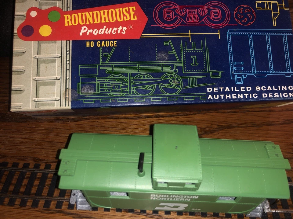 HO Scale Roundhouse Burlington Northern Caboose Kit - Image 3 of 4