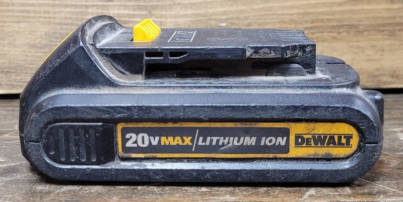 Dewalt 20v Max/Lithium-Ion 1.5Ah Battery (DCB201) (SMALL CHIP)