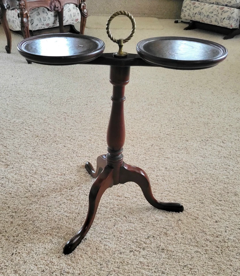 1950's BRANDT FURNITURE Mogno Maciço Suporte de Vinho com Sotaque Tradicional - Imagem 3 de 4