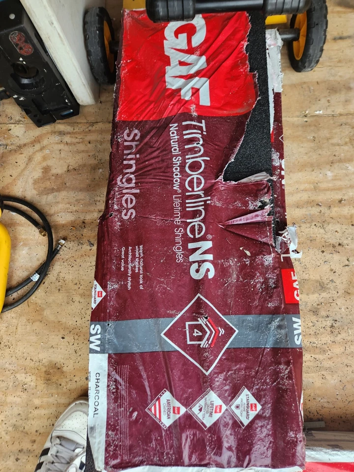 Paquete de tejas Timberline Natural Shadow de por vida con yeso de cortesía. Foto 4 de 4