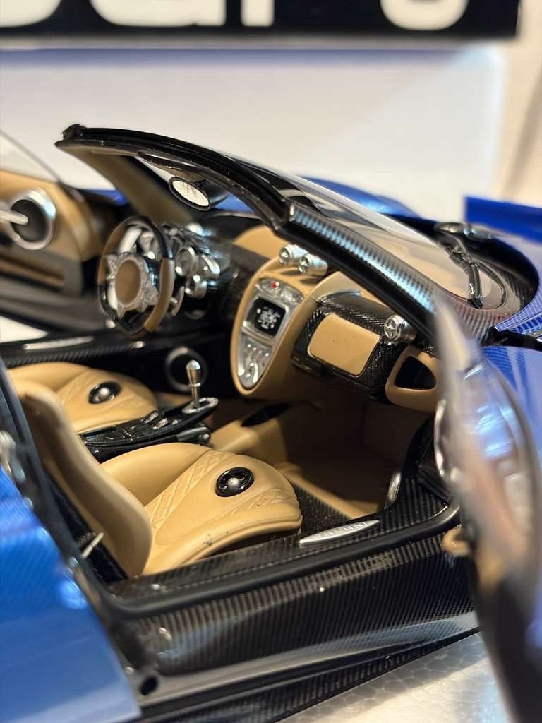 AUTOart 1:18 Pagani Huayra Roadster Blu Tricolore Carbon Fiber
