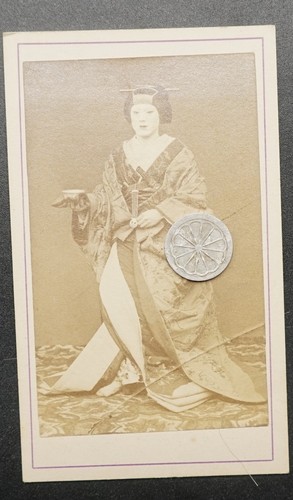Foto alt CDV Portrait Japan Geisha Frau Model Schuhe Kleid Tracht Bild Schale