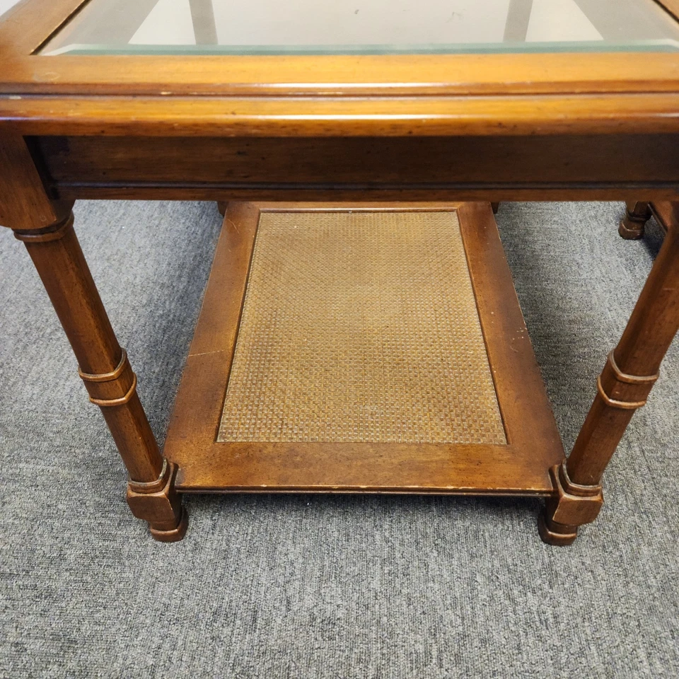Mesas auxiliares superiores de vidrio con fondo de caña de ratán vintage, Thomasville? Foto 4 de 4