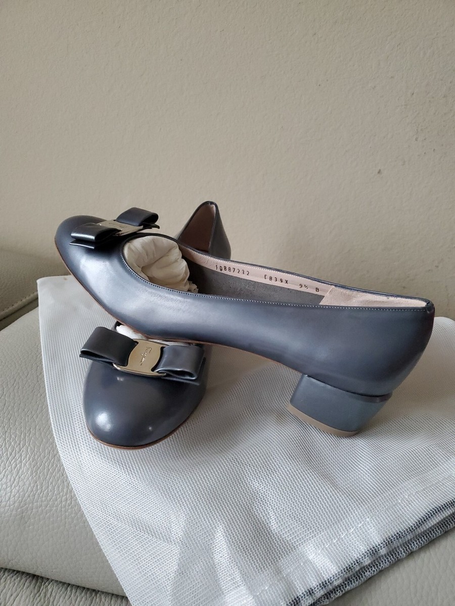 SALVATORE FERRAGAMO Vara Gray Patent Leather Bow Low Heels NEW