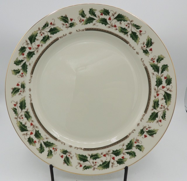 2 Royal Limited Holly Holiday Dinner Plates Porcelain Japan Christmas