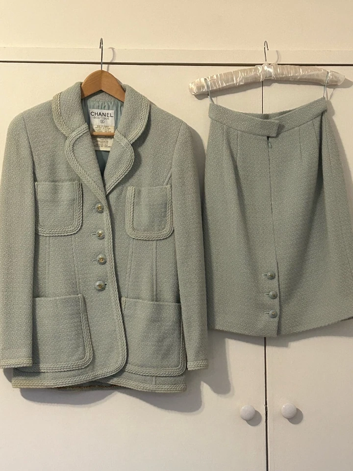 CHANEL BOUTIQUE BLAZER & SKIRT SET, COLLECTION 93C, 100% WOOL, SIZE 38 - Image 2 of 4