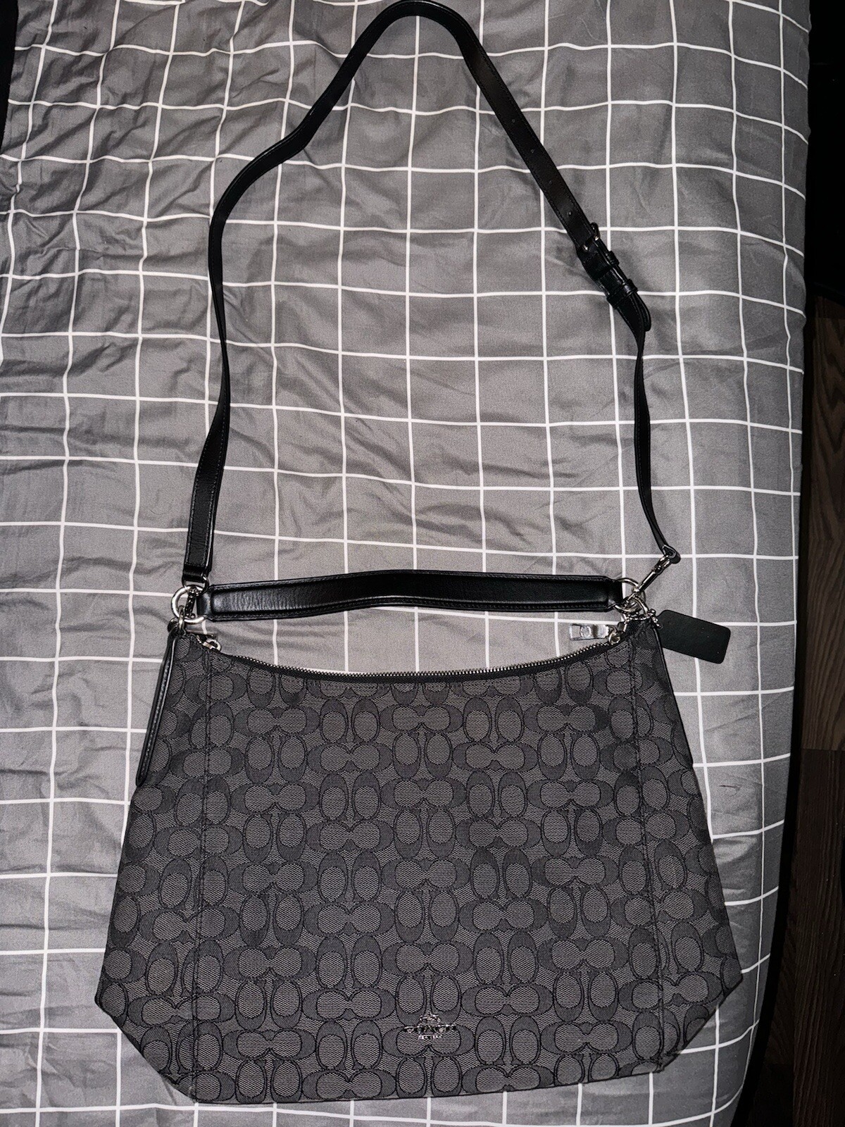 Stylish Coach Handbag for Women - Trendy & Elegant