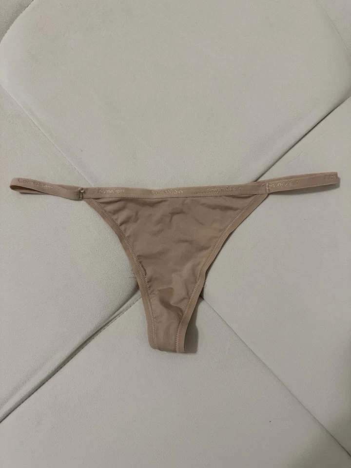 Tanga Calvin Klein XS (paquete de 2) Foto 2 de 4