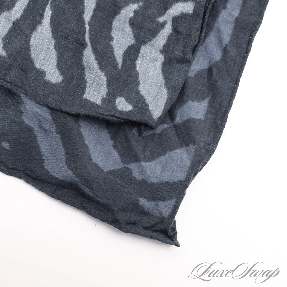 Bufanda pequeña Tom Ford hecha en Italia mezcla de seda cachemir gris lavado rayas tigre sin precio base Foto 3 de 4