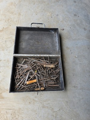 restposten restposten werkzeug metall handfeilen alt holzgriff nadel klein im koffer