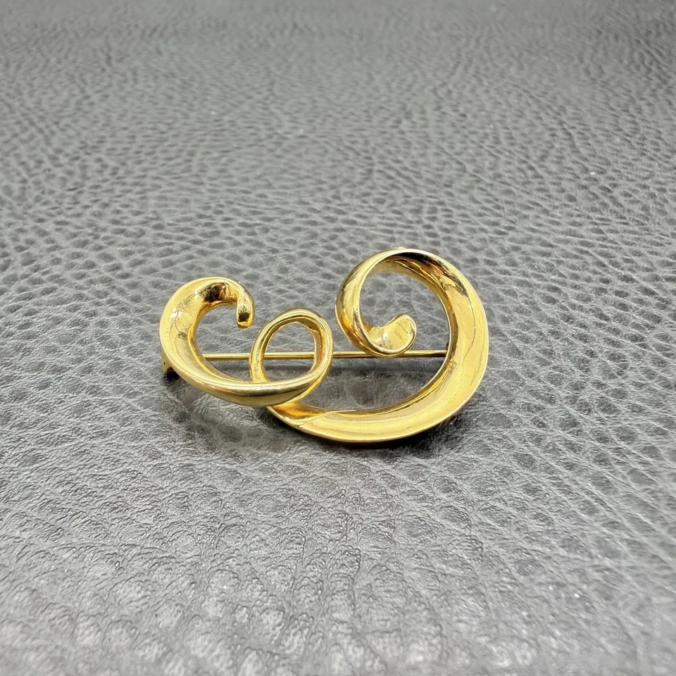 Broche prendedor vintage Anne Klein tono dorado diseño remolino firmado AK bisutería Foto 2 de 4