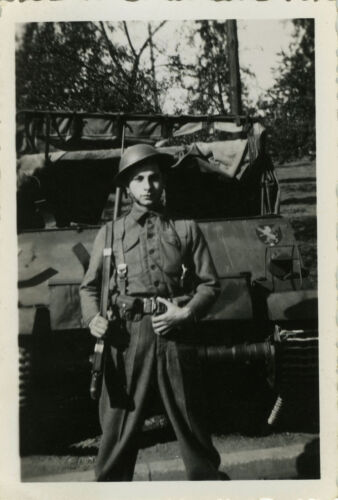 PHOTO ANCIENNE - VINTAGE SNAPSHOT-MILITAIRE SOLDAT FUSIL VÉHICULE ENGIN-MILITARY - Picture 1 of 1