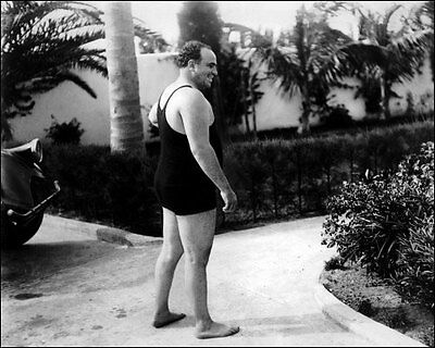 AL CAPONE FISHES IN A ROBE IN 1930 LEGENDARY GANGSTER 8X10 PHOTO RT321