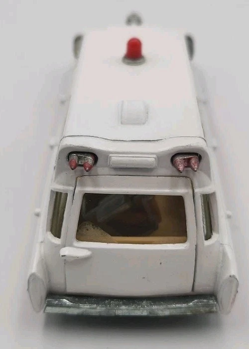 Ambulancia de rescate Cadillac Superior Dinky Toys de colección con paciente en la parte posterior Reino Unido Foto 4 de 4