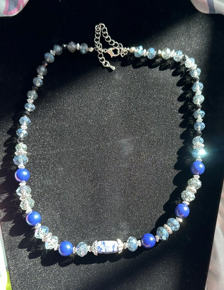 Collar plateado sobre latón con cuentas azules de sodalita y cristal multifacético Foto 2 de 4