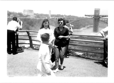 Niagara Falls Rainbow Bridge Women Tourist Construction Tower 1950 Vintage Photo
