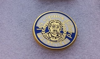 EB329 pin's Georges Brassens les copains d'abord chanteur pipe Arthus Bertrand