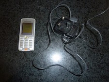 Teléfono móvil clásico Sony Ericsson K310i.