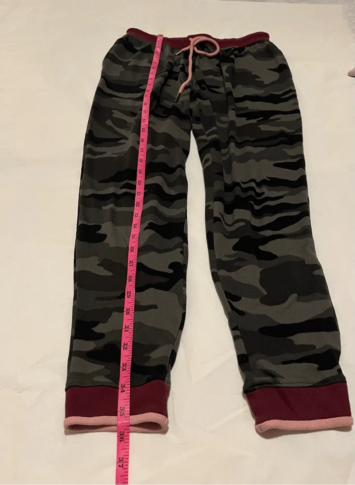 Pantalones de chándal Kensie camuflaje verde y burdeos Foto 4 de 4