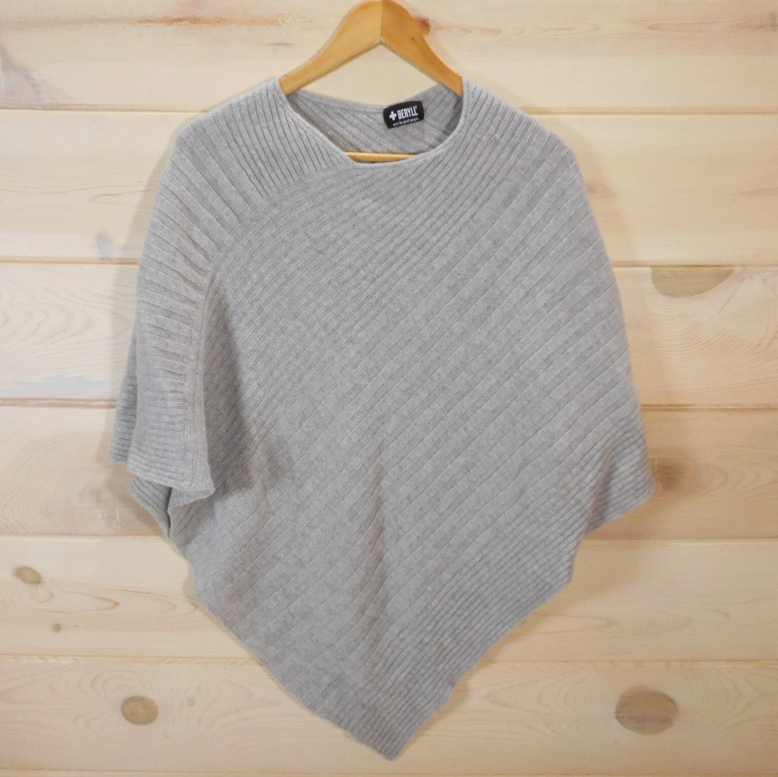 Beryll 100% Cashmere Poncho Sweater Lightweight Made in USA Light Gray Ribbed OS
Opens in a new wind